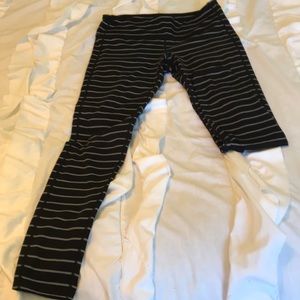 Athleta black and grey striped leggings size M EUC